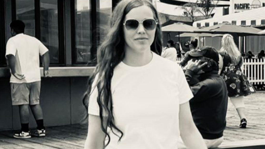  Jessa Duggar flaunts curves in tight ripped jeans & defies dad Jim Bob’s modest dress code AGAIN on LA trip with sisters
