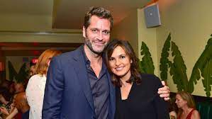 Mariska Hargitay shares a rare photo of Peter Hermann with their 3 kids on Father’s Day.