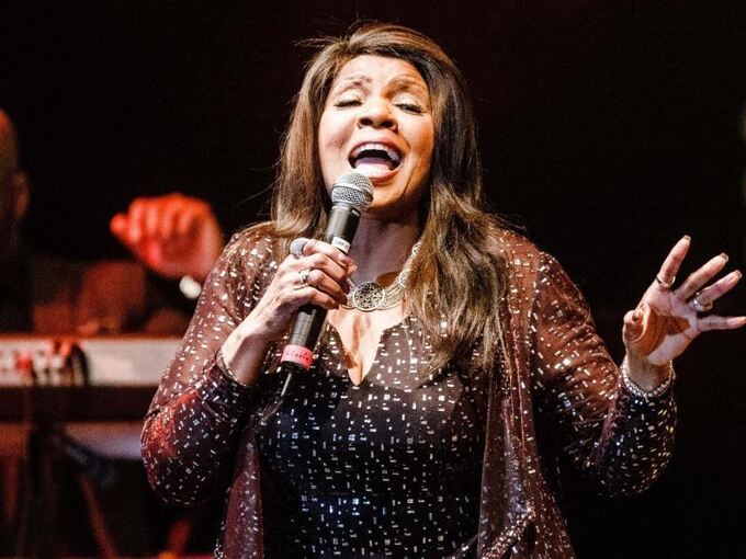 how old is gloria gaynor
