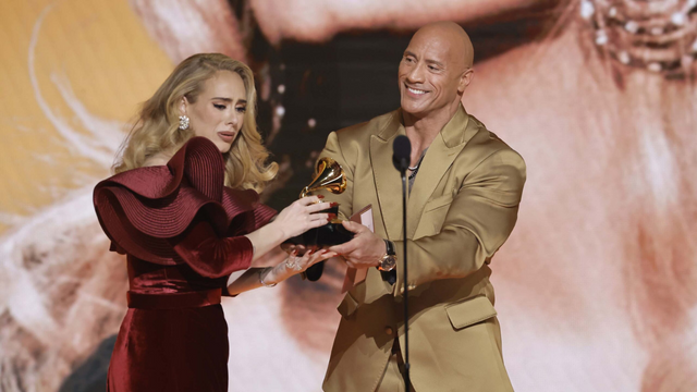 Adele is the Winner of Pop Solo Performance and Make All the Audience Emotional: She Gives the Award to Her Son and Got Emotional!
